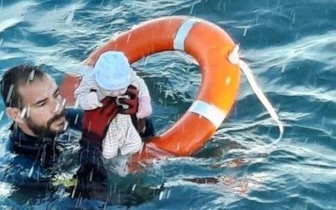 Un submarinista rescata a una bebé en aguas de Ceuta. Un submarinista rescata a una bebé en aguas de Ceuta.