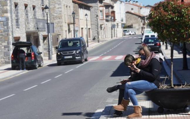 Carretera de entrada a Nanclares de la Oca.