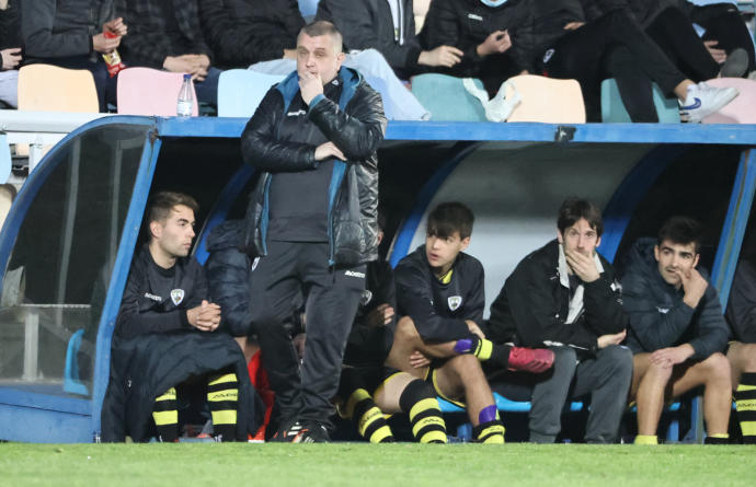 Nando Alonso dirigiendo un partido del Barakaldo esta temporada.