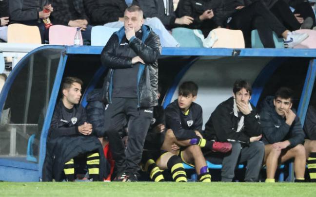 Nando Alonso dirigiendo un partido del Barakaldo esta temporada.