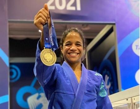 Naiomi Matthews posa con la medalla de oro.
