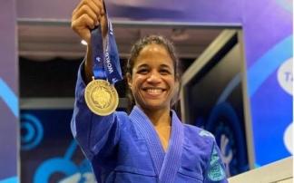 Naiomi Matthews posa con la medalla de oro.