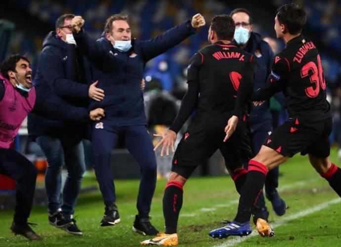 Zubimendi e integrantes del banquillo realista celebran el gol de Willian José en Nápoles.