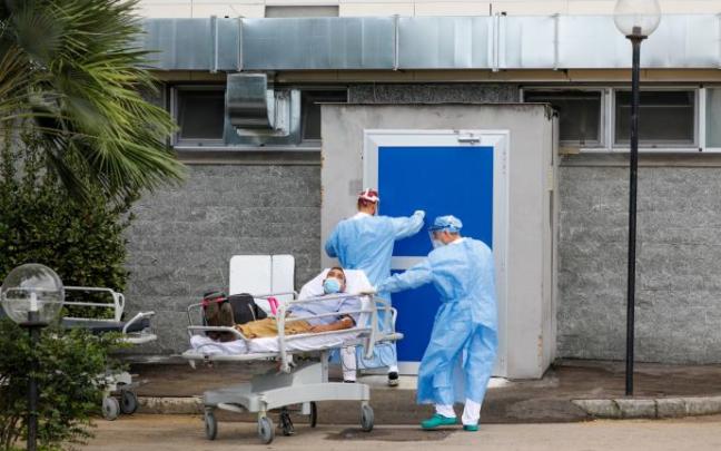 Dos sanitarios trasladan a un paciente en Nápoles.