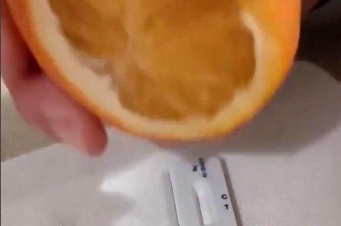 Captura del vídeo en el que hacen el test con zumo de naranja.