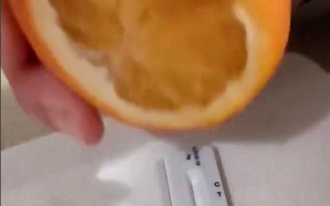 Captura del vídeo en el que hacen el test con zumo de naranja. Captura del vídeo en el que hacen el test con zumo de naranja.