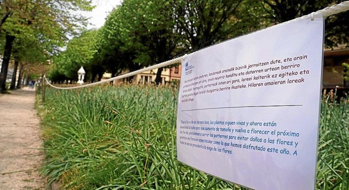 Jardines del paseo de Francia, con un cartel informativo. Foto: Ruben Plaza