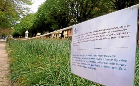 Jardines del paseo de Francia, con un cartel informativo. Foto: Ruben Plaza