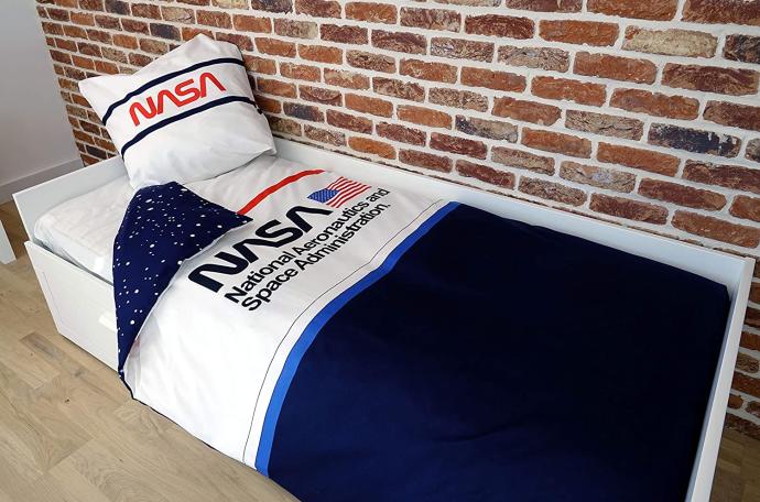 Una cama, decorada con motivos de la NASA.