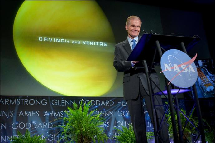 El administrador de la NASA, Bill Nelson, anunciando las nuevas misiones a Venus