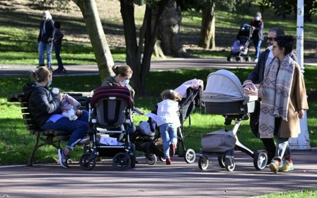 El año pasado nacieron en Euskadi 14.247 niños, 492 menos que en 2020.