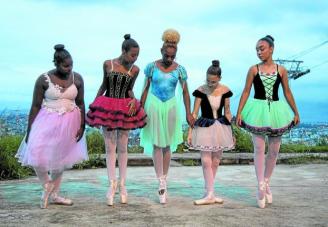Tuany es una bailarina que fundó una compañía de danza para niñas en una de las favelas más peligrosas de Río.