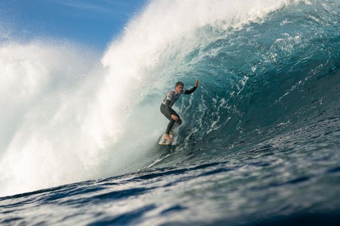 El surfista plentziarra Natxo González, surfeando un tubo en el Quemao Class.