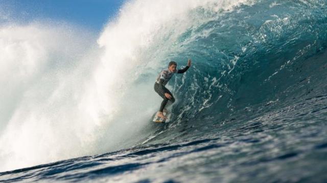 El surfista plentziarra Natxo González, surfeando un tubo en el Quemao Class.