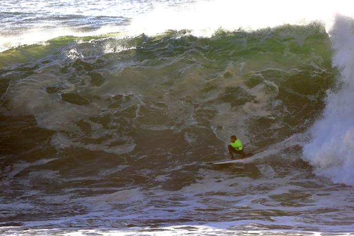 Natxo González, en plena acción durante la jornada de ayer en Punta Galea.