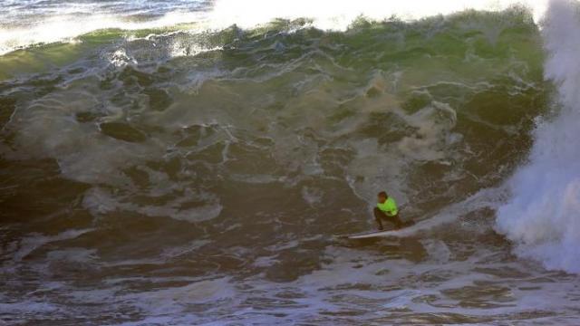 Natxo González, en plena acción durante la jornada de ayer en Punta Galea.
