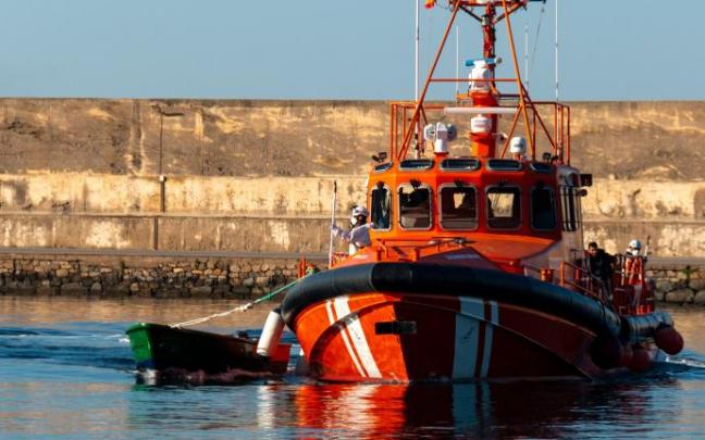 Salvamento Marítimo ha rescatado a otros 19 inmigrantes de origen magrebí este domingo frente a la costa de Granada. Salvamento Marítimo ha rescatado a otros 19 inmigrantes de origen magrebí este domingo frente a la costa de Granada.