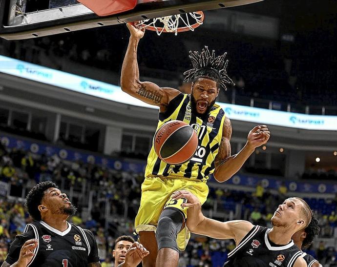 Booker se cuelga del aro ante la impotencia de Peters y Tadas. Foto: Euroliga