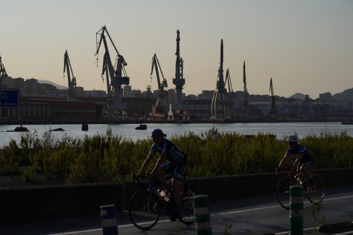 Imagen de las grúas de los astilleros de La Naval de Sestao