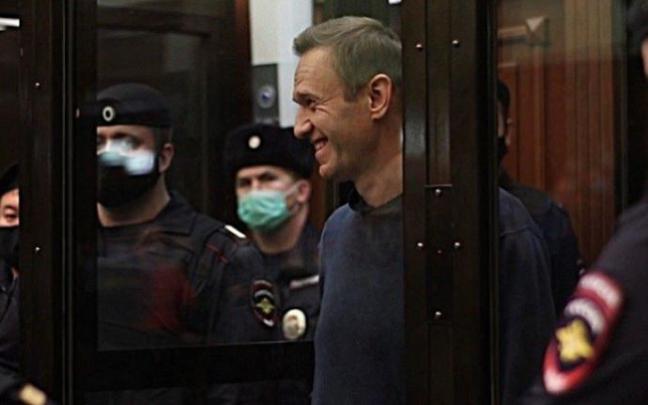 Navalni, durante el juicio en el que la Justicia rusa le impuso una pena de tres años y medio de prisión. Navalni, durante el juicio en el que la Justicia rusa le impuso una pena de tres años y medio de prisión.