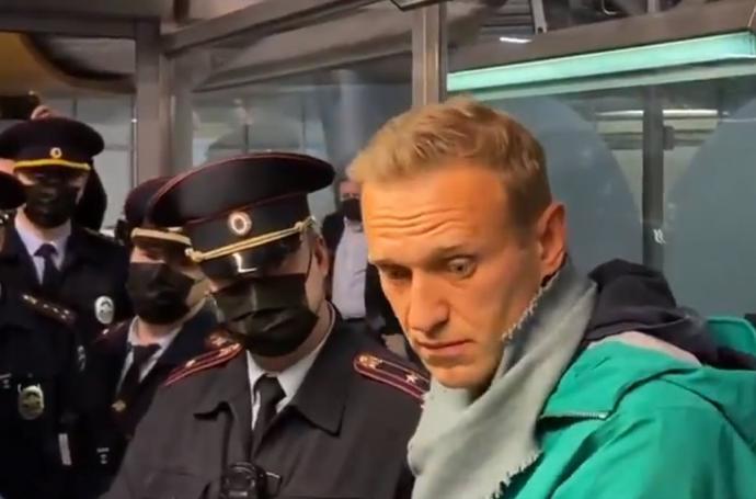 Navalni, detenido en el aeropuerto de Moscú.