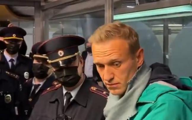 Navalni, detenido en el aeropuerto de Moscú.