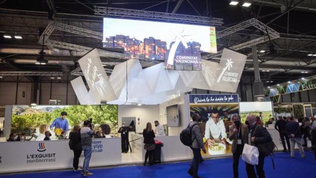 Asistentes visitan el estand de Navarra
