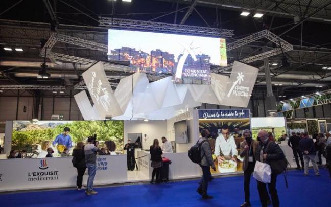 Asistentes visitan el estand de Navarra Asistentes visitan el estand de Navarra