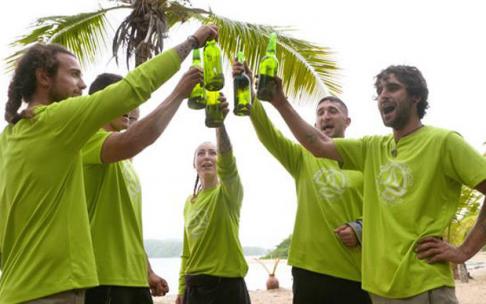 Los finalistas de 'El Conquistador del Caribe', con Nahia en el centro, brindan antes de la prueba final. Los finalistas de 'El Conquistador del Caribe', con Nahia en el centro, brindan antes de la prueba final.