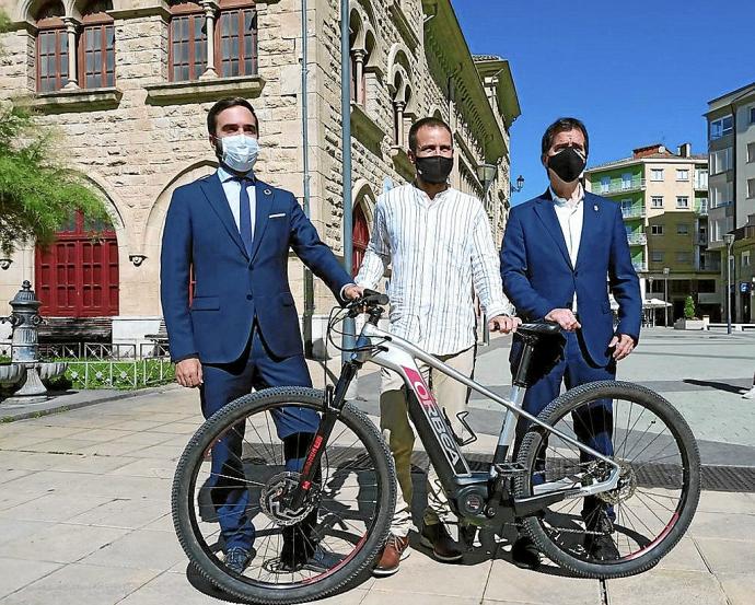 Hurtado, Leoz e Irujo, ayer en la antigua estación del tren Vasco-Navarro en Estella. Foto: J.A.