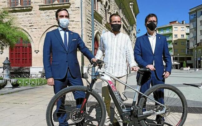 Hurtado, Leoz e Irujo, ayer en la antigua estación del tren Vasco-Navarro en Estella. Foto: J.A.