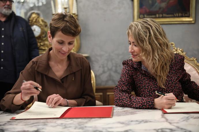 María Chivite y Raquel Sánchez, durante la firma.