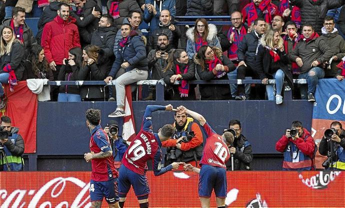Barja y Torres celebran el gol del triunfo en el Osasuna-Espanyol del 8 de marzo de 2020, el último partido con público en El Sadar. Foto: Patxi Cascante