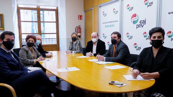 Reunión en Iruñea entre representantes del EBB y del NBB, con Andoni Ortuzar y Unai Hualde a la cabeza.