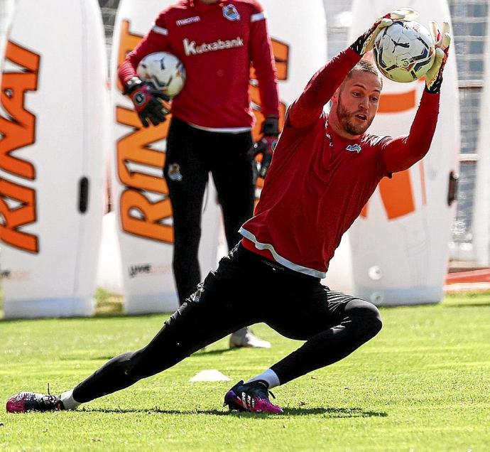 Álex Remiro ataja un balón en un entrenamiento en Zubieta. Foto: R.S.