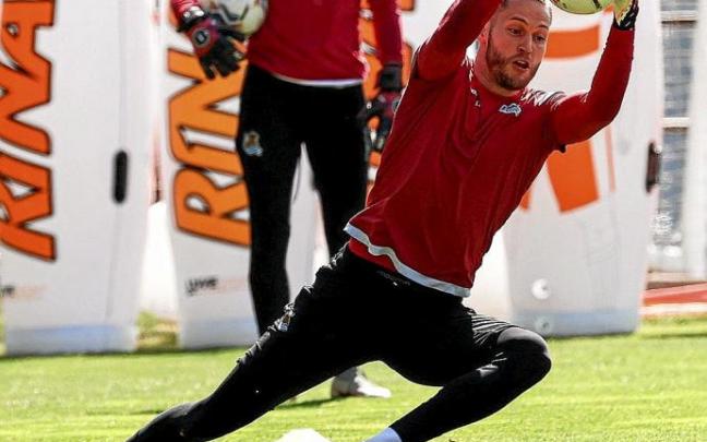 Álex Remiro ataja un balón en un entrenamiento en Zubieta. Foto: R.S.