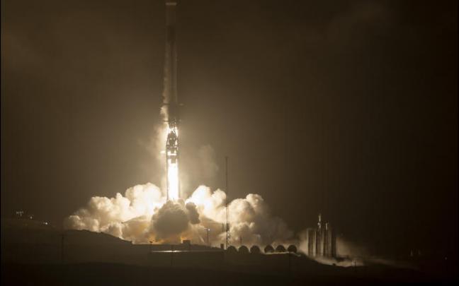 La NASA lanza una nave espacial que impactará con un asteroide para desviarlo. La NASA lanza una nave espacial que impactará con un asteroide para desviarlo.