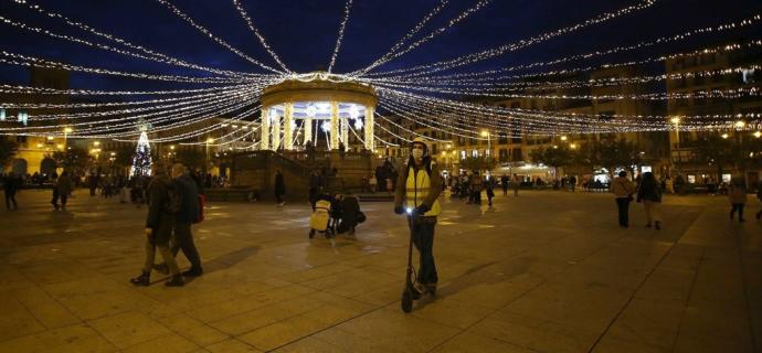 Encendido de las luces navideñas del kiosko de la Plaza del Castillo el año pasado.