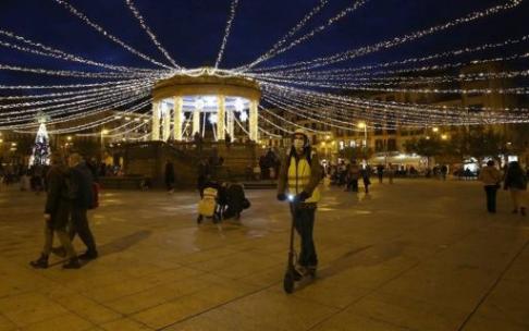 Encendido de las luces navideñas del kiosko de la Plaza del Castillo el año pasado. Encendido de las luces navideñas del kiosko de la Plaza del Castillo el año pasado.