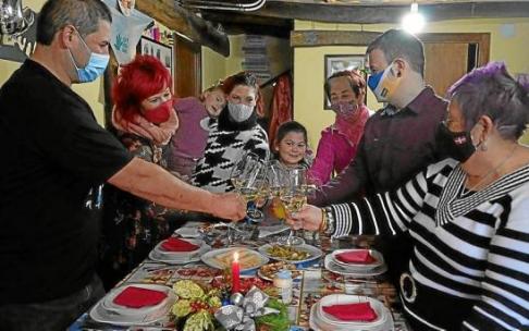 La pasada Navidad los encuentros familiares en Euskadi estuvieron limitados a diez personas en Nochebuena y a seis en Nochevieja La pasada Navidad los encuentros familiares en Euskadi estuvieron limitados a diez personas en Nochebuena y a seis en Nochevieja