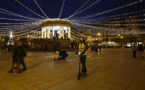 Encendido de las luces navideñas del kiosko de la Plaza del Castillo.