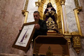 El cofrade Jesús Amaro y la imagen del Nazareno.