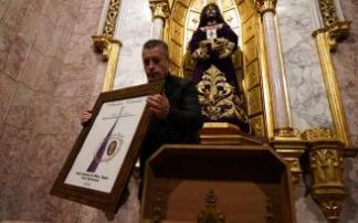 El cofrade Jesús Amaro y la imagen del Nazareno.