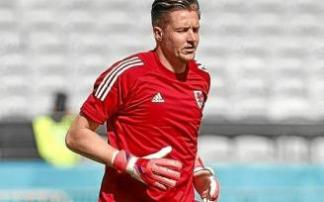 Wayne Hennessey trabaja sobre el césped. Foto: Efe