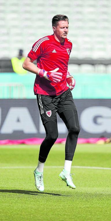 Wayne Hennessey trabaja sobre el césped. Foto: Efe