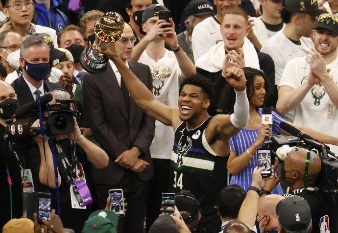 Giannis Antetokounmpo, de los Bucks, levanta el trofeo de MVP de la final