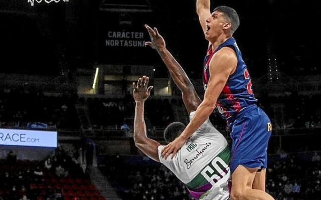 Fontecchio, que jugó gran parte del partido como 'cuatro', salta sobre Eric para machacar. Foto: Jorge Muñoz