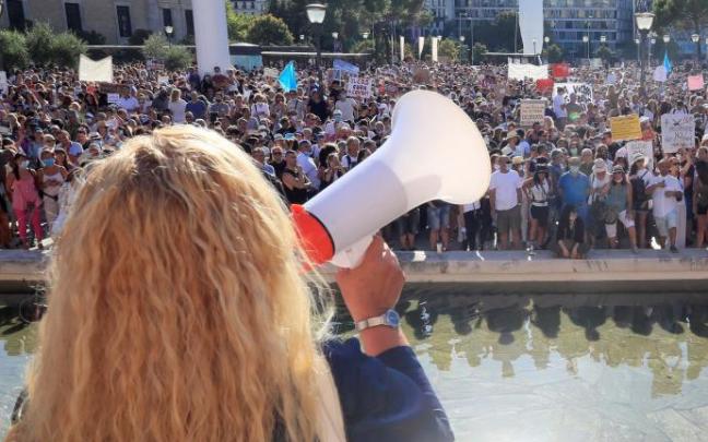 Una mujer se dirige a un grupo de negacionistas en una manifestación. Una mujer se dirige a un grupo de negacionistas en una manifestación.