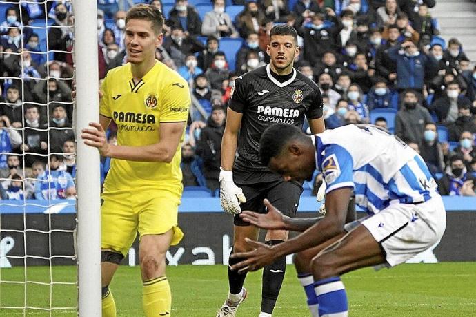 Isak se lamenta de una ocasión de gol fallada ante el Villarreal en Anoeta, con el extxuri-urdin Rulli de portero.