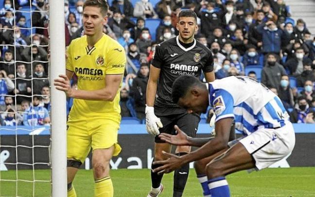 Isak se lamenta de una ocasión de gol fallada ante el Villarreal en Anoeta, con el extxuri-urdin Rulli de portero.